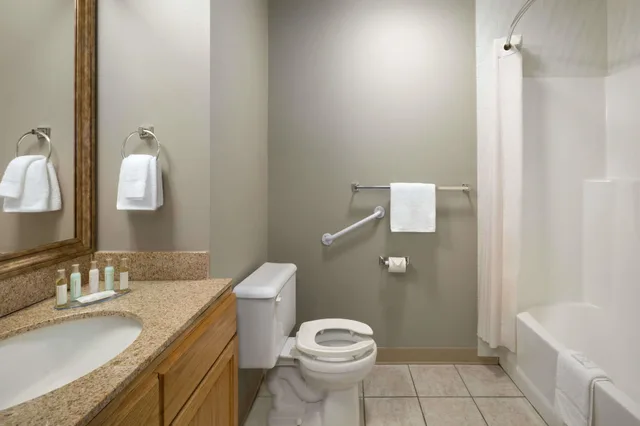 غرفة بسرير كينج، Travelodge by Wyndham Edmonton Airport 4/6