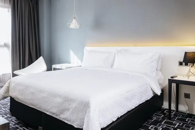 غرفة بسرير كينج بشرفة، Trademark Hotel 2/5
