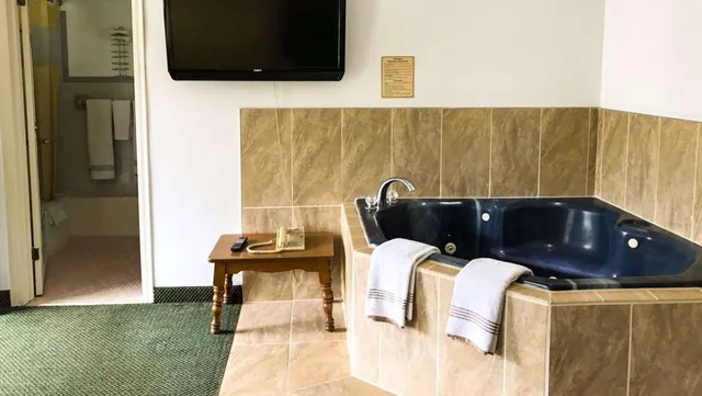 Room, King Bed, Jetted Tub, Relax Inn Motel And Bar 4/4