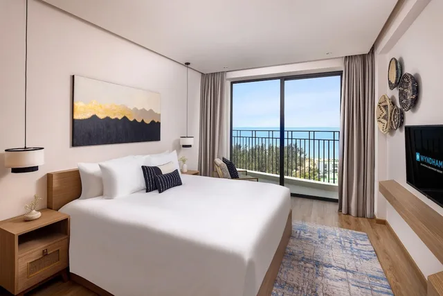 غرفة سوبيريور بسرير كينج بإطلالة على البحر، Wyndham Royal Beachfront Resort & Spa Hoi An Danang 1/10