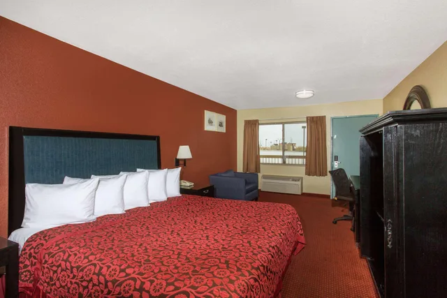 غرفة بسرير كينج، Days Inn by Wyndham Buckeye 1/5
