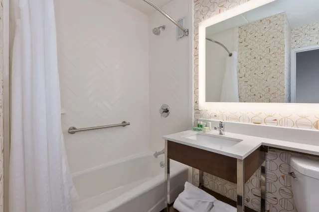 جناح بسرير مزدوج، Holiday Inn Westbury-Long Island 4/4
