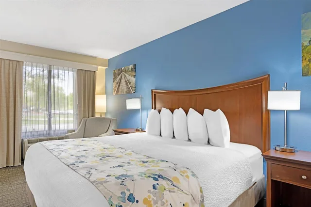 غرفة قياسية بسرير كينج لذوي الإعاقة، Best Western Inn & Suites Monroe 3/8