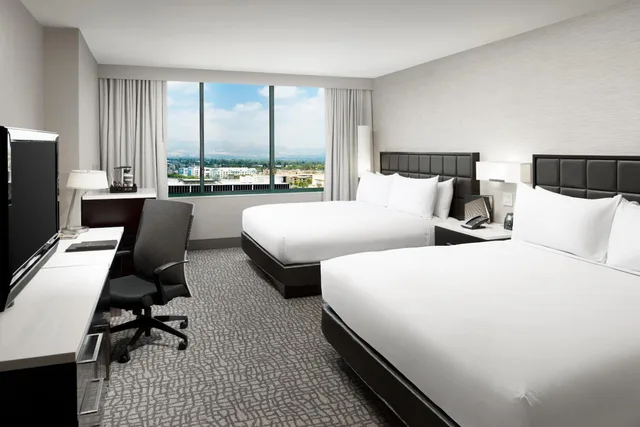 غرفة ديلوكس بسرير كينج وسريرين كينج، Hilton Woodland Hills Los Angeles 3/7