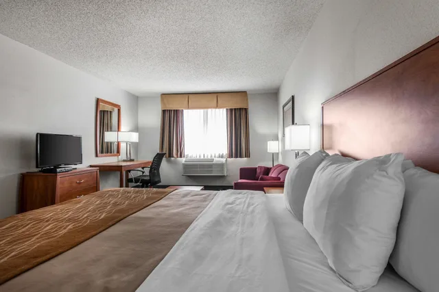 غرفة قياسية بسرير كينج مع أريكة، Quality Inn Denver Westminster 1/3