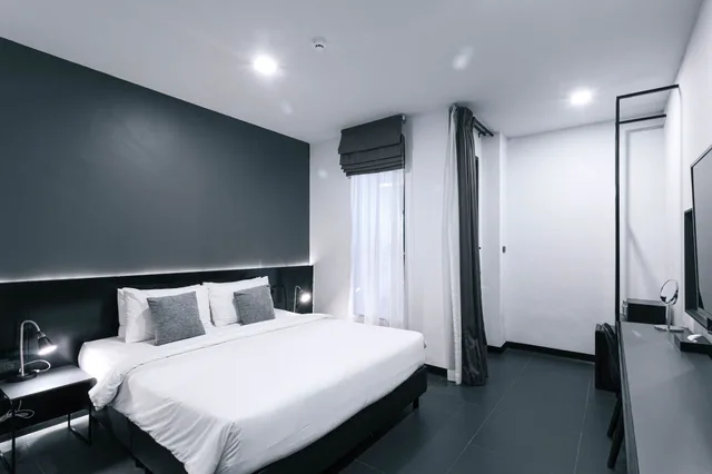Standard, King Bed, Pool Access, CREW HOTEL 4/6