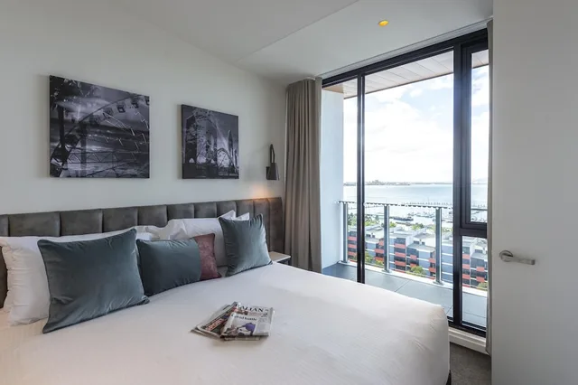 شقة بسرير كينج وسريرين منفصلين بإطلالة على البحر بغرفتي نوم، Oaks R Suites Geelong 3/7