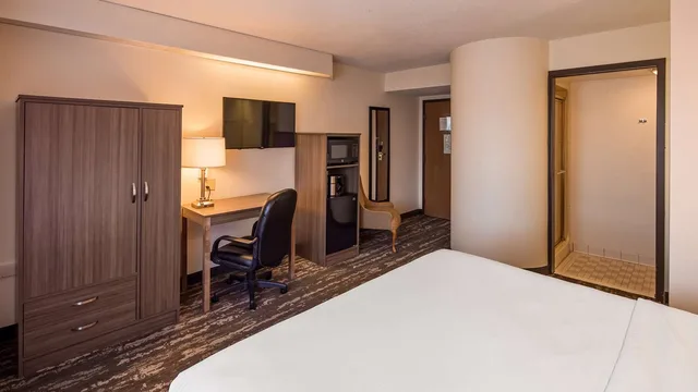 Room, King Bed, Street View، Charlevoix Inn Suites, SureStay Collection by Best Western 5/7