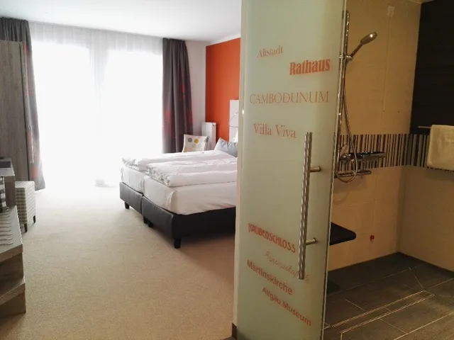 غرفة بسرير مزدوج أو سريرين منفصلين لذوي الإعاقة، Allgau ART Hotel Kempten 2/3