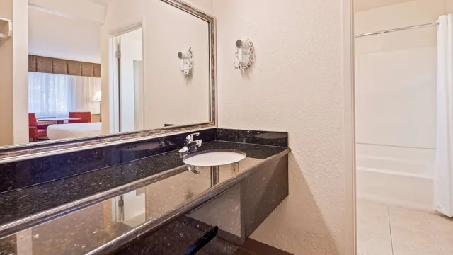 غرفة قياسية بسرير كوين لذوي الإعاقة، Best Western Golden Key 7/7