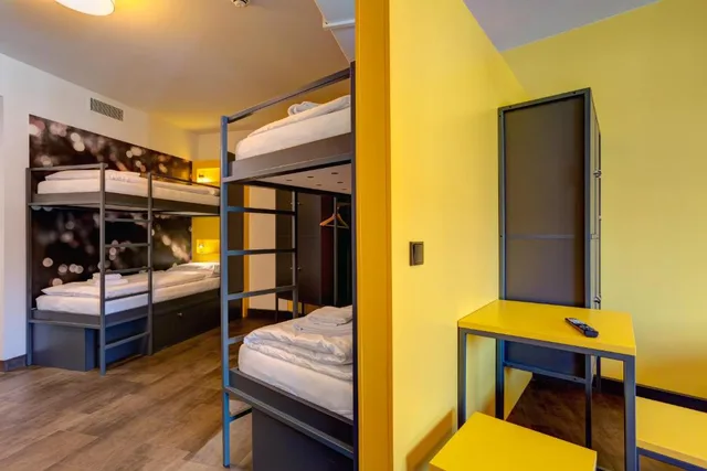 غرفة بستة أسرّة، MEININGER Hotel Munich Olympiapark 3/4