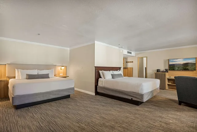 غرفة قياسية كبيرة بسريرين كينج بحوض جاكوزي، Chateau Big Bear Boutique Hotel, BW Signature Collection 1/3