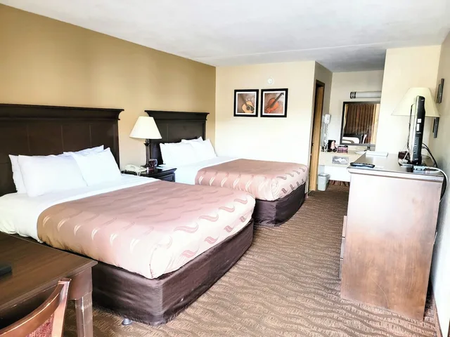 Efficiency, 2 Double Beds، Quality Inn West-Branson Theatre District 1/7
