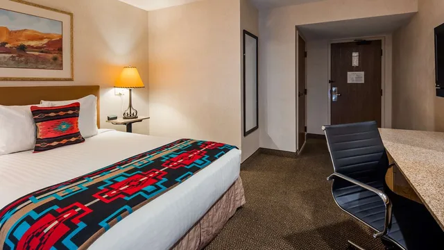 غرفة بسرير كوين لذوي الإعاقة، Inn at Santa Fe, SureStay Collection by Best Western 1/3