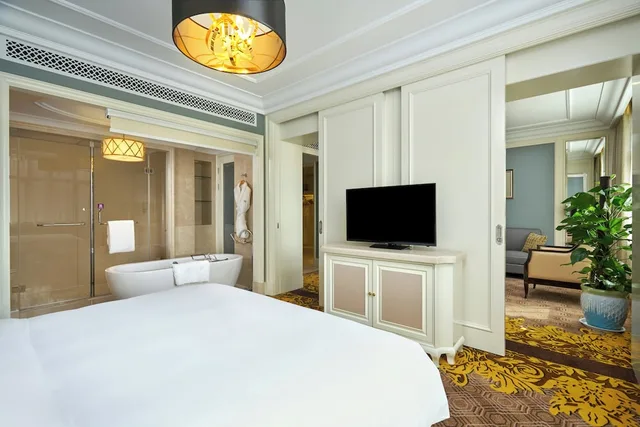 جناح بسرير كينج بغرفة نوم واحدة مع دخول صالة النادي مع دخول الصالة، CROWNE PLAZA ZHENGZHOU 3/6