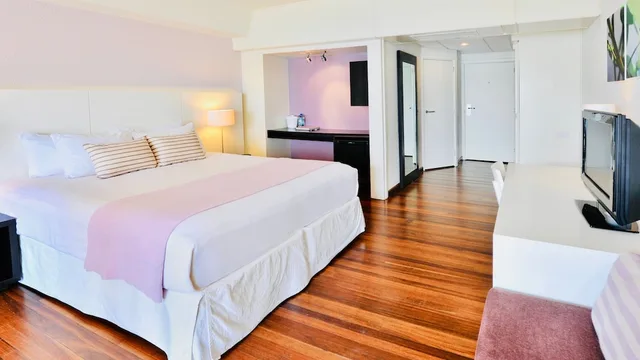 غرفة ديلوكس بسريرين منفصلين بإطلالة على الشاطئ بشرفة، Holland House Beach Hotel 1/1
