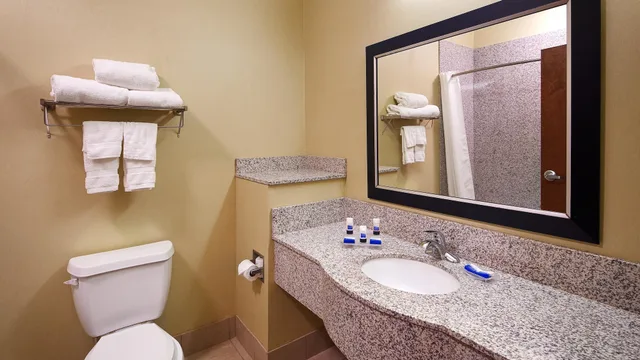 غرفة قياسية بسريرين كوين، BEST WESTERN PLUS DeSoto Inn & Suites 7/7