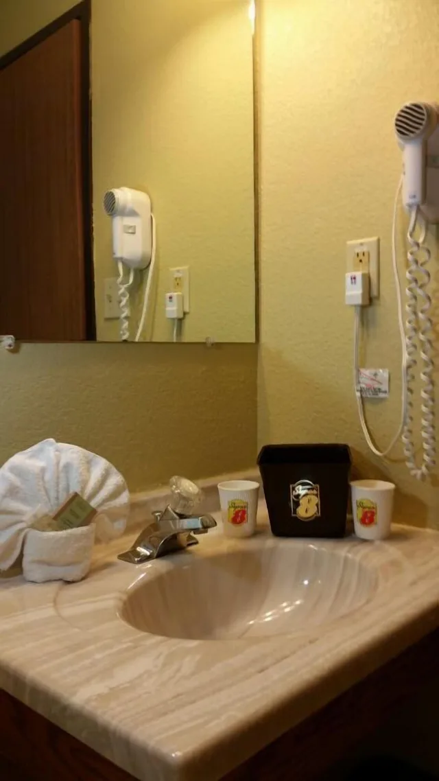 جناح بسريرين كوين، Super 8 By Wyndham Trinidad 9/9