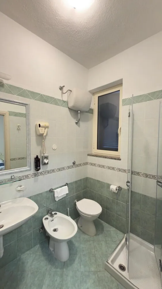 غرفة قياسية بسرير كوين بشرفة، Parco dei Principi Resort & Spa Ischia 4/6