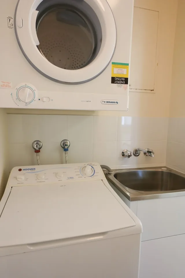 شقة ديلوكس بسرير كوين وسريرين منفصلين بإطلالة على البحر بغرفتي نوم، MERRIMA COURT HOLIDAY APARTMENTS 6/6