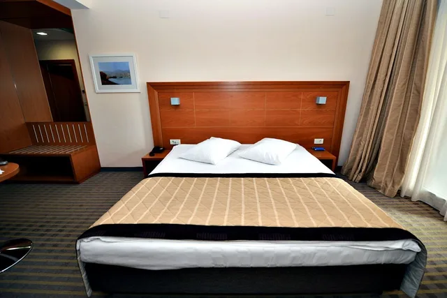 غرفة سوبيريور بسرير كينج بإطلالة على المتنزه بشرفة مع سرير إضافي، Family Hotel La Luna – All inclusive 5/8