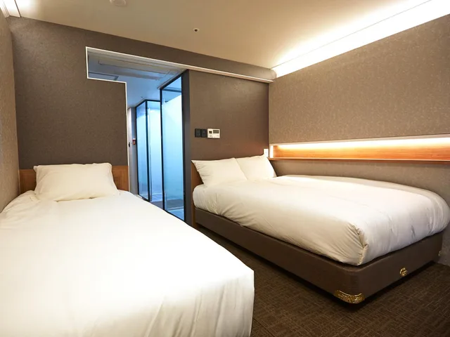 غرفة ديلوكس بسريرين منفصلين وسرير مزدوج وسرير فردي، Royal Square Hotel Seoul 1/2