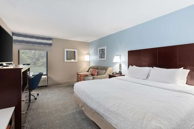غرفة قياسية بسرير كينج مع أريكة، Hampton Inn Rock Hill 1/7