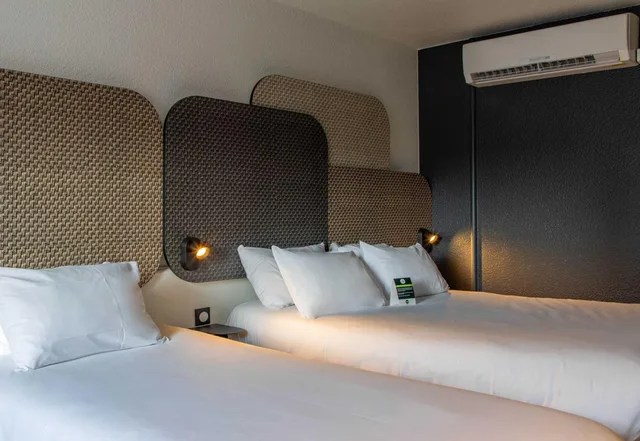 غرفة ثلاثية بسرير مزدوج وسرير فردي، B&B HOTEL Lourdes Centre Gare 3 etoiles 1/1