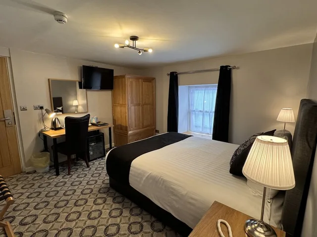 Executive, Twin Beds, 1 King and 1 Single Beds, Spilman Hotel 6/10