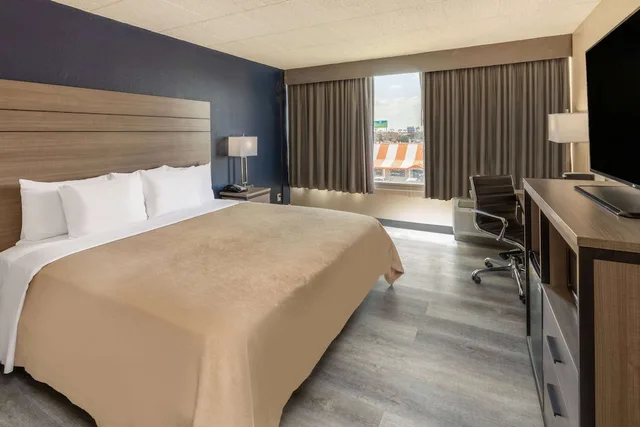 غرفة بسرير كينج، Baymont by Wyndham Laredo 2/3