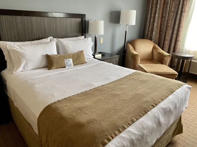 غرفة بسرير بطابقين وسرير كوين، Inn on Prince Hotel and Conference Centre Truro 1/4