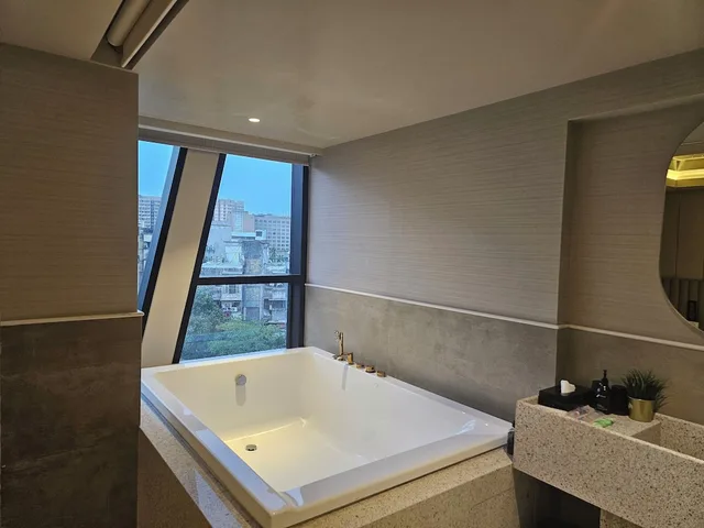 Grand, Premium, King Bed, Bathtub, Dragonfly Hotel 3/4