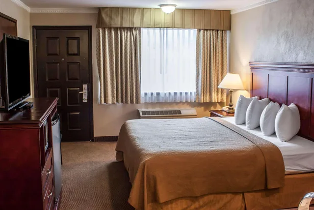 غرفة بسرير كينج، Quality Inn & Suites Fife Seattle WA 1/3
