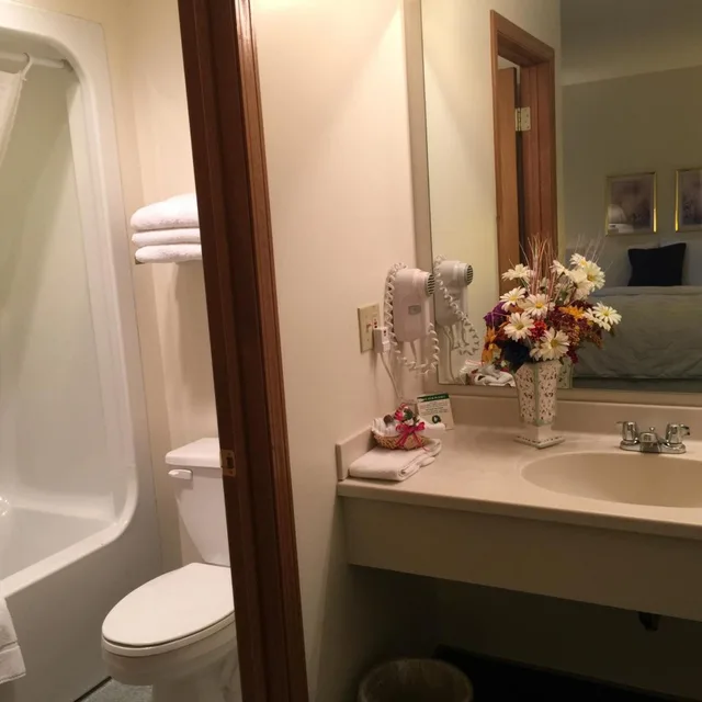 غرفة بسرير كوين، Americas Best Value Inn Suites Bluffton 4/4