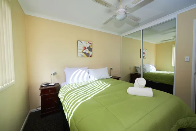 كابينة بسرير كوين وسرير بطابقين بغرفة نوم واحدة، RAC Busselton Holiday Park 2/8