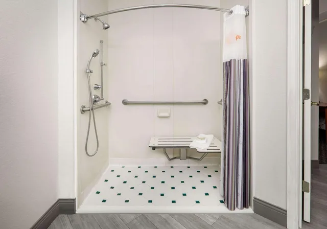 غرفة بسريرين مزدوجين بحوض استحمام لذوي الإعاقة، La Quinta Inn & Suites by Wyndham Dallas - Addison Galleria 9/9