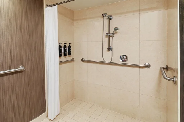 غرفة بسريرين مزدوجين لذوي الإعاقة، Courtland Grand Hotel, Trademark Collection by Wyndham 6/6