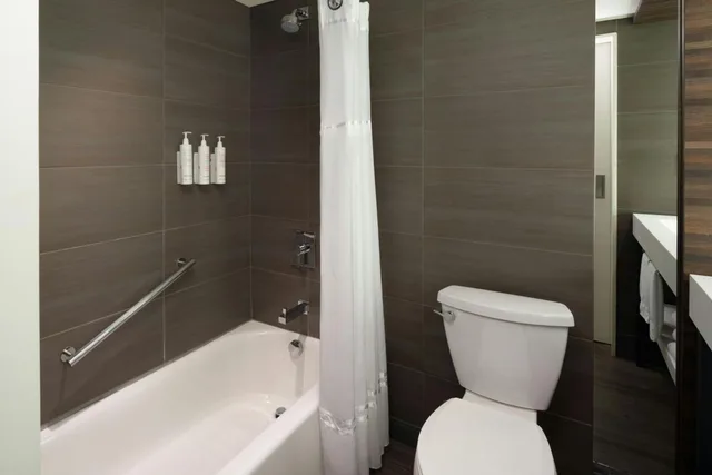 غرفة بسرير كينج مع دخول الصالة، North Charleston Marriott 8/10