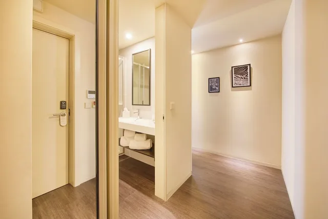 غرفة بريميوم بسرير كينج بإطلالة على المدينة، Hotel Moon and Sun Porto 8/8