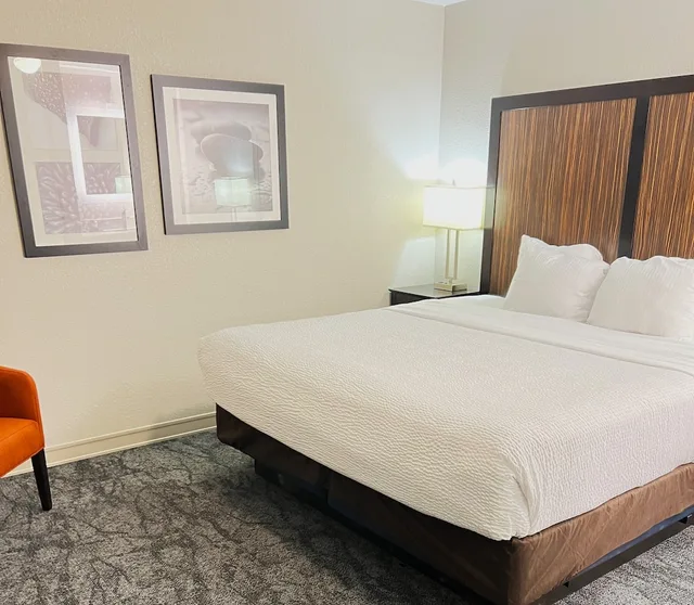 جناح عائلي بسرير كينج وسريرين كوين بمطبخ صغير، La Quinta Inn & Suites by Wyndham Boise Towne Square 2/4