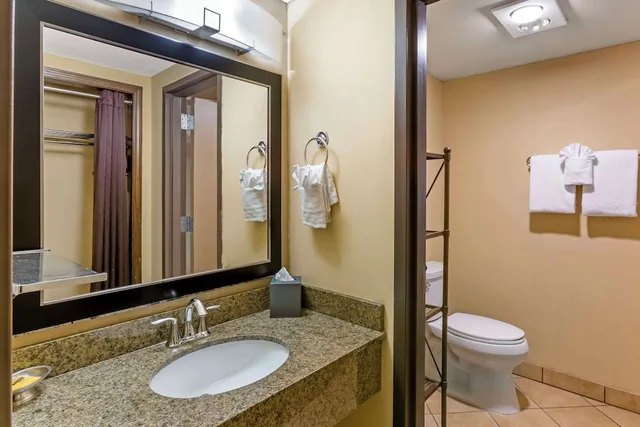 غرفة قياسية بسرير كينج يُسمح فيها بالحيوانات الأليفة، Best Western Plus Raton Hotel 4/4