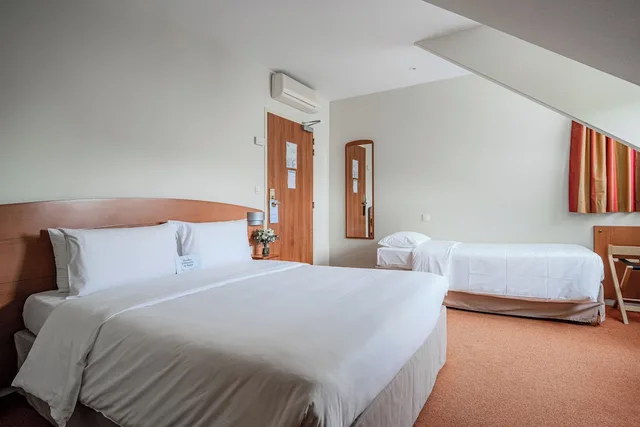 غرفة قياسية بسرير مزدوج وسرير فردي، Hotel Kyriad Rennes Nord 1/10