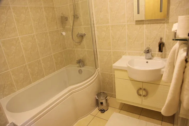 غرفة رباعية، The Cambridge Hotel 3/4