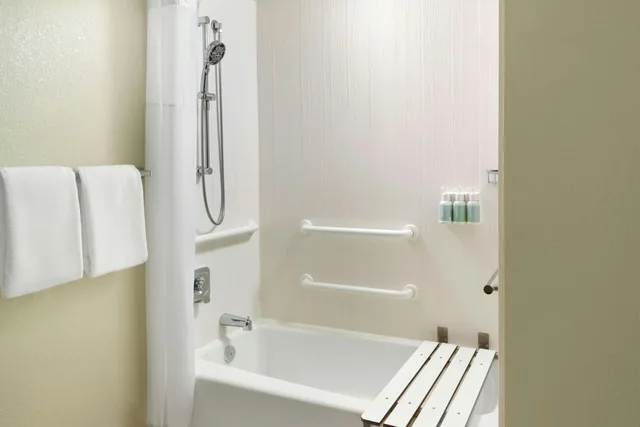 غرفة بسرير كينج مع أريكة بحوض استحمام لذوي الإعاقة، Courtyard by Marriott Paramus 5/7