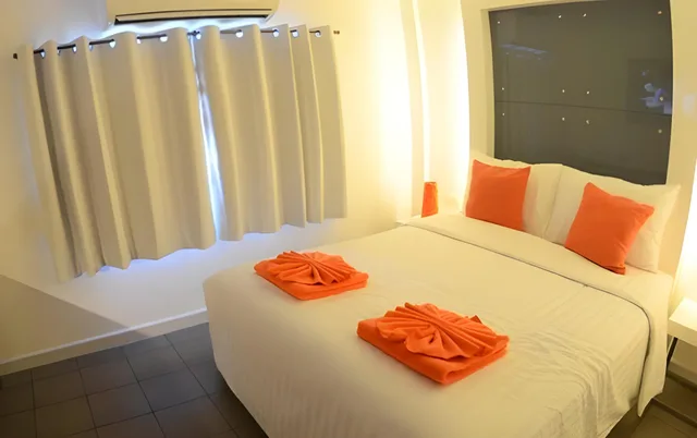 غرفة ديلوكس بسرير مزدوج وسريرين منفصلين، The Original Orange Rooms 1/1