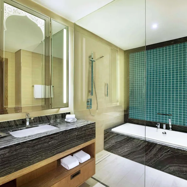 Bay Club, King Bed, 2 Queen Beds, Sea Front، Double Tree by Hilton Resort and Spa Marjan Island 3/3