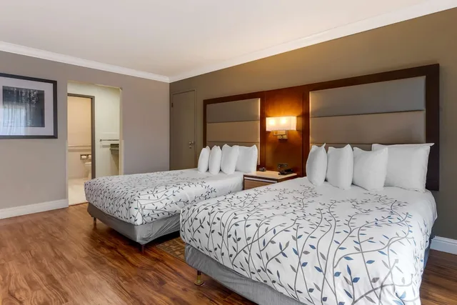 غرفة قياسية بسريرين مزدوجين لذوي الإعاقة، Best Western Plus Forest Park Inn 2/8