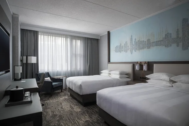 غرفة بسرير كينج وسرير كوين، The Courtyard by Marriott Chicago at Medical District/UIC 2/5