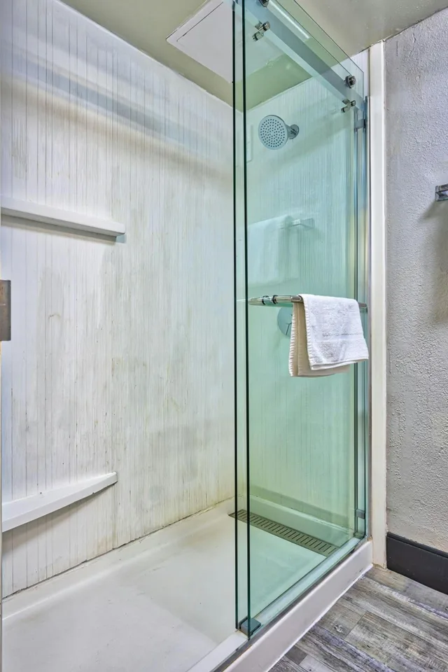 غرفة بسرير كينج مع أريكة بحوض استحمام لذوي الإعاقة، Courtyard Hampton 6/6