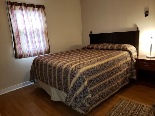 غرفة كومفورت بسرير كوين، Regent Motel 2/10
